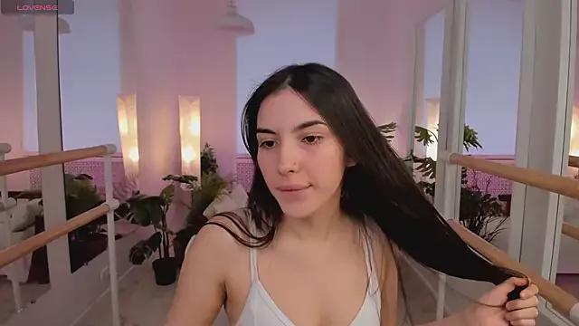 EmillyReyn from StripChat is Freechat