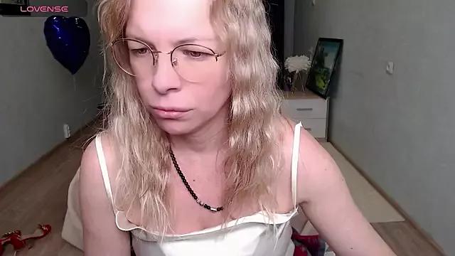 IlonaTaylor from StripChat is Freechat