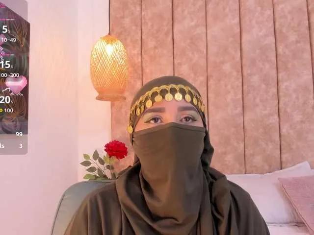 -Alisha — It ignites me a good talk that goes up little by little ... the accomplices looks, safety, mischievous humor and that energy that makes the skin stand without the need to touch.