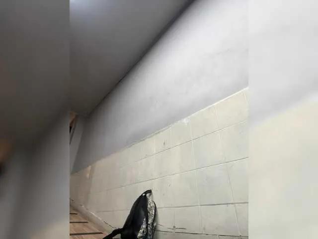 APRILHILL — I love sociable people with a good sense of humor.