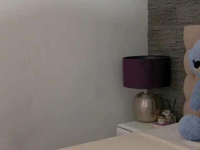 Candy-babe — I love confidence, eye contact, and a good sense of humor --- nothing's sexier than someone who knows how to tease and keep me wanting more.