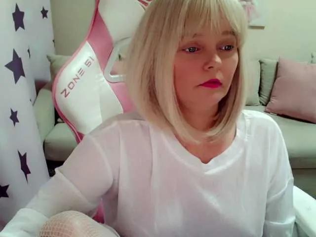 BongaCams ChristieRoses is Freechat ChristieRoses — I am turned on by confident men who can give pleasure to a girl.