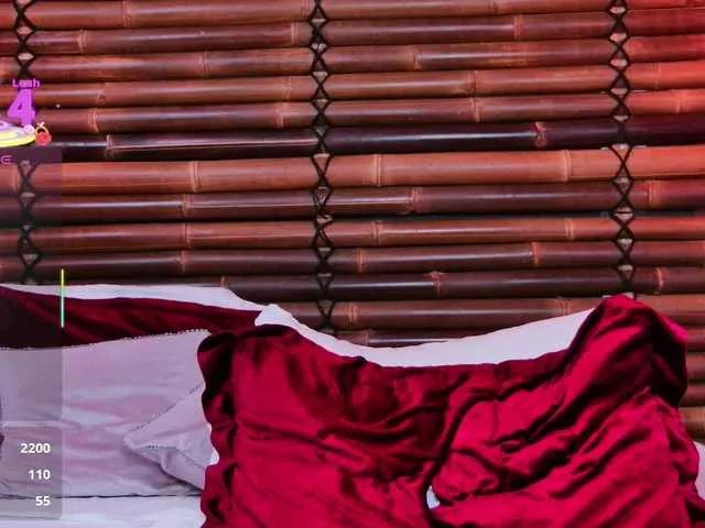 LollyShine — A strong hand, a firm voice, and someone who knows how to take control---instant wetness.