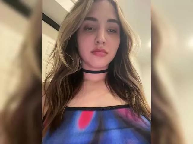 YoloLove on BongaCams