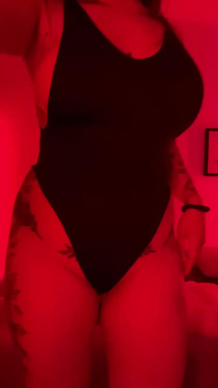 karenbrunette's avatar