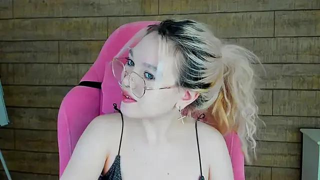 AnnaDelon on StripChat