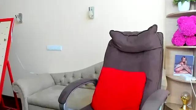 Doliss — Playing with a dildo