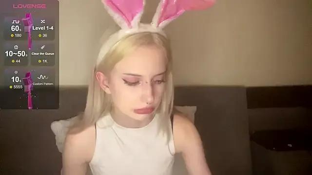 kittywithu — Show titties very close <3