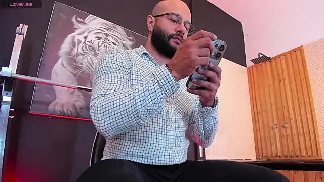 Luke__09 — show cum