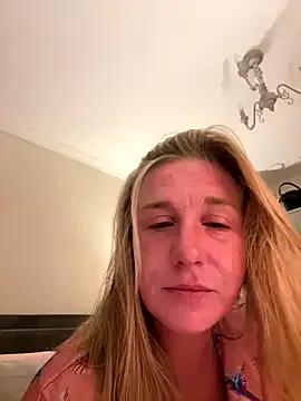 MimiMaee on StripChat 